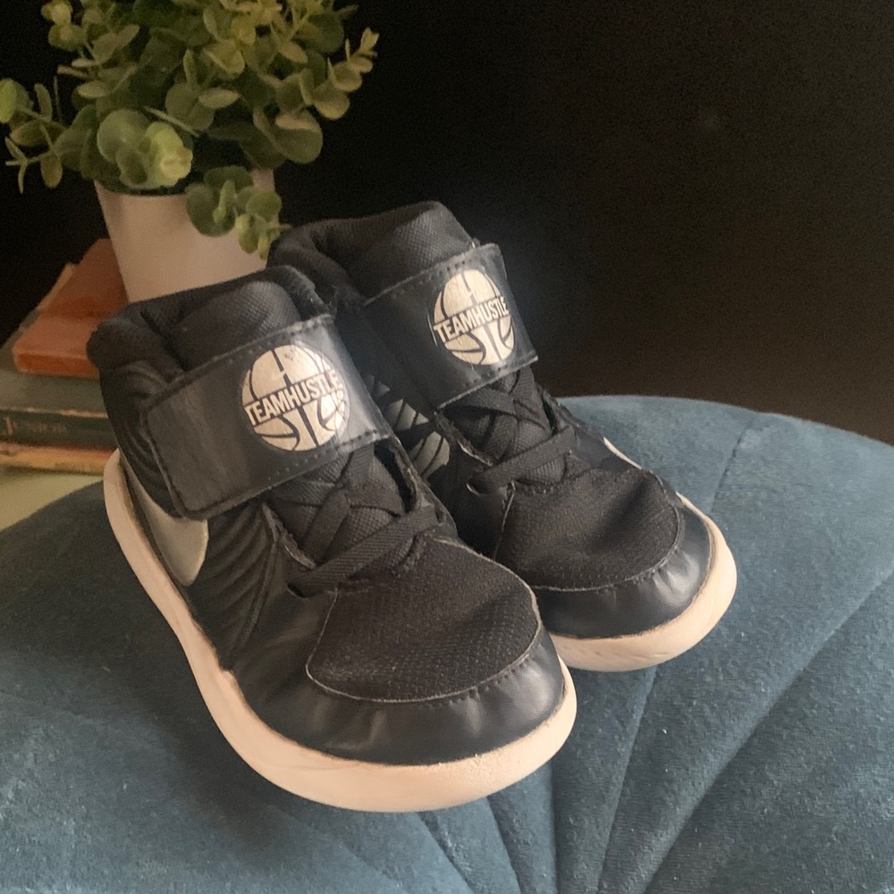 Nike Team-Hustle Sneakers